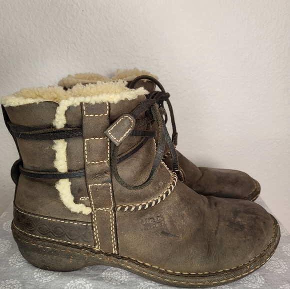 UGG Cove Women's Boots size US 7 EUR 38 Sheepskin Linned - Picture 5 of 10